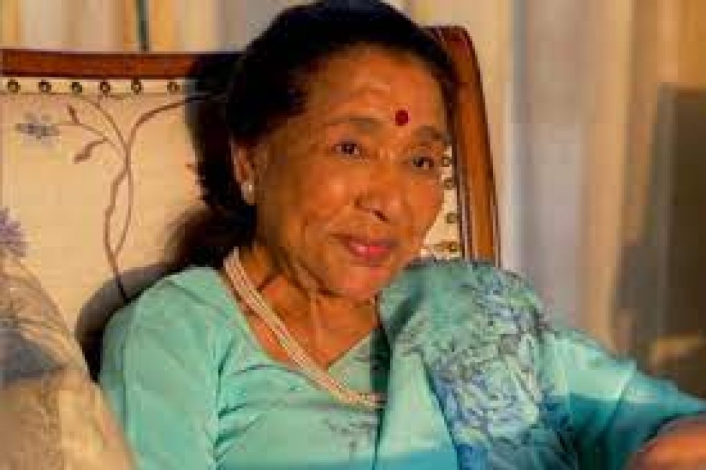 Asha Bhosle conferred with Maharashtra Bhushan Award