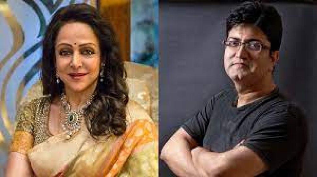 Hema Malini and Prasoon Joshi conferred with Film Personalities of the Year at 52nd IFFI